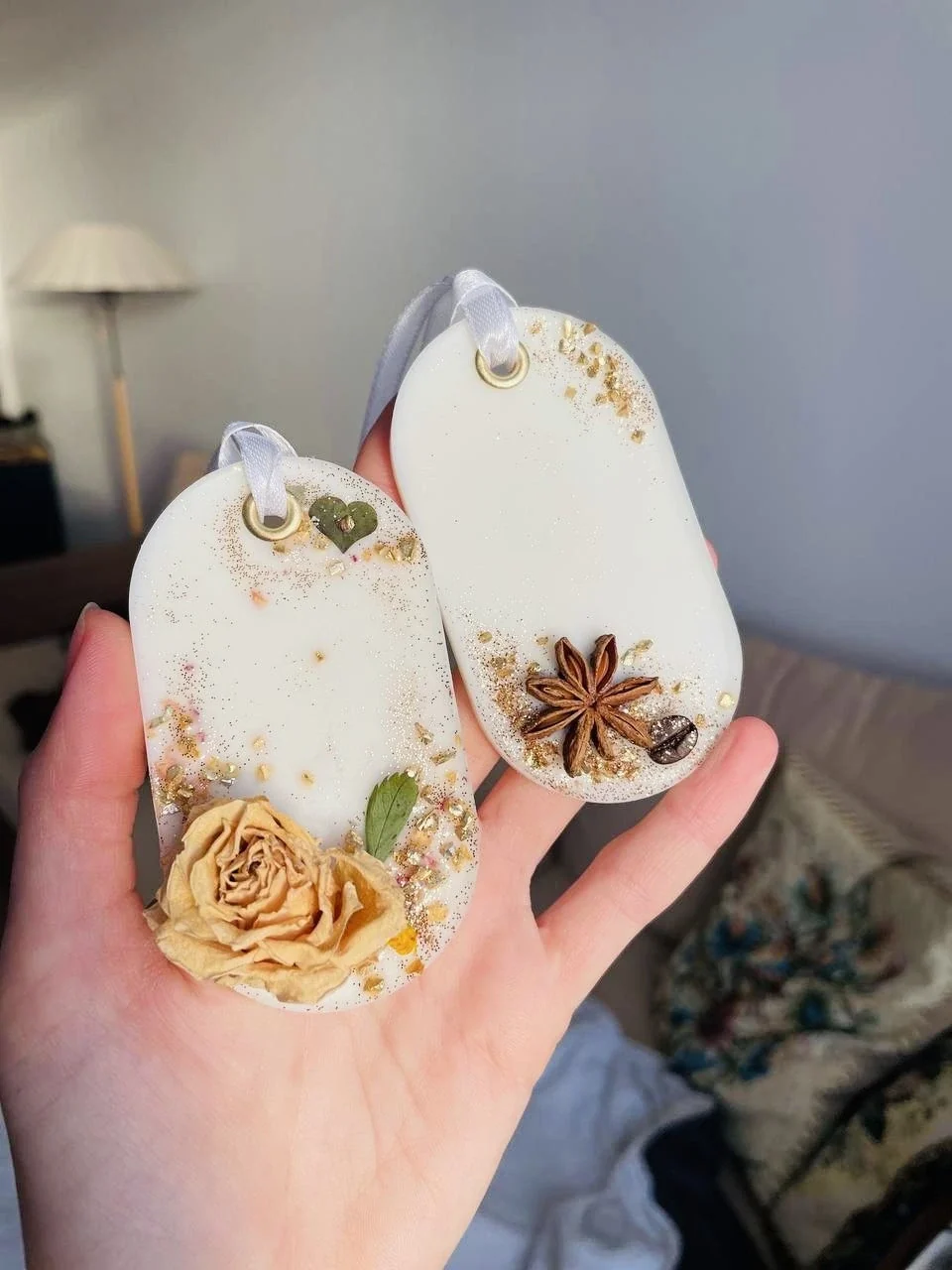 Duas placas com flores secas e especiarias
