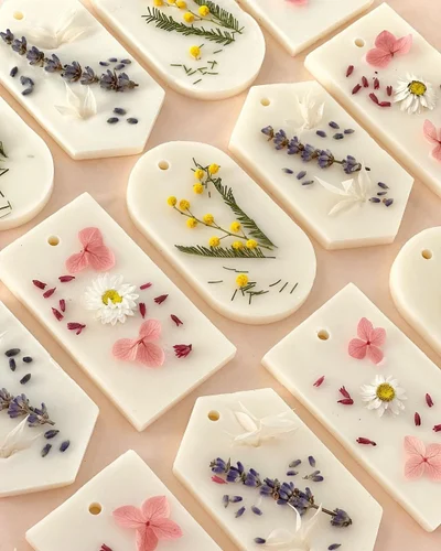 Placas decoradas com flores e folhas