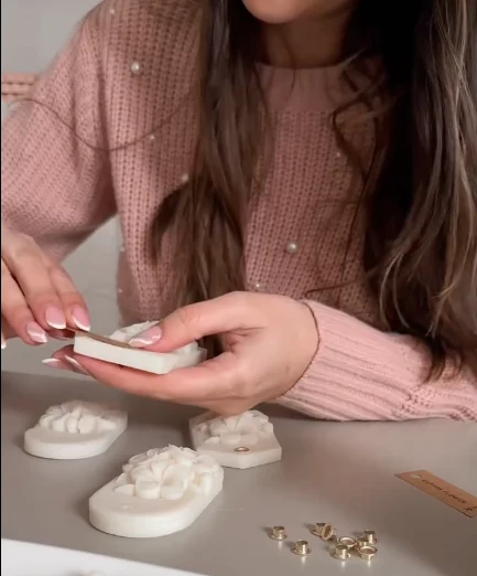 Artesã decorando uma placa aromática