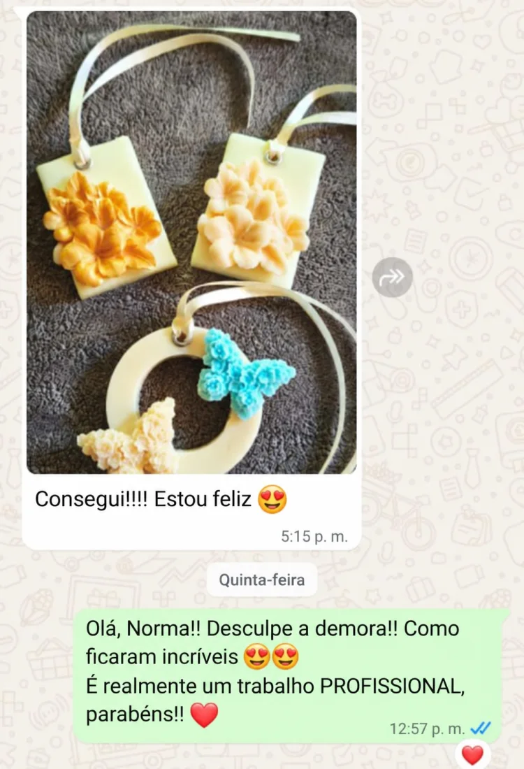 Registro de placas com flores e mensagem de satisfação