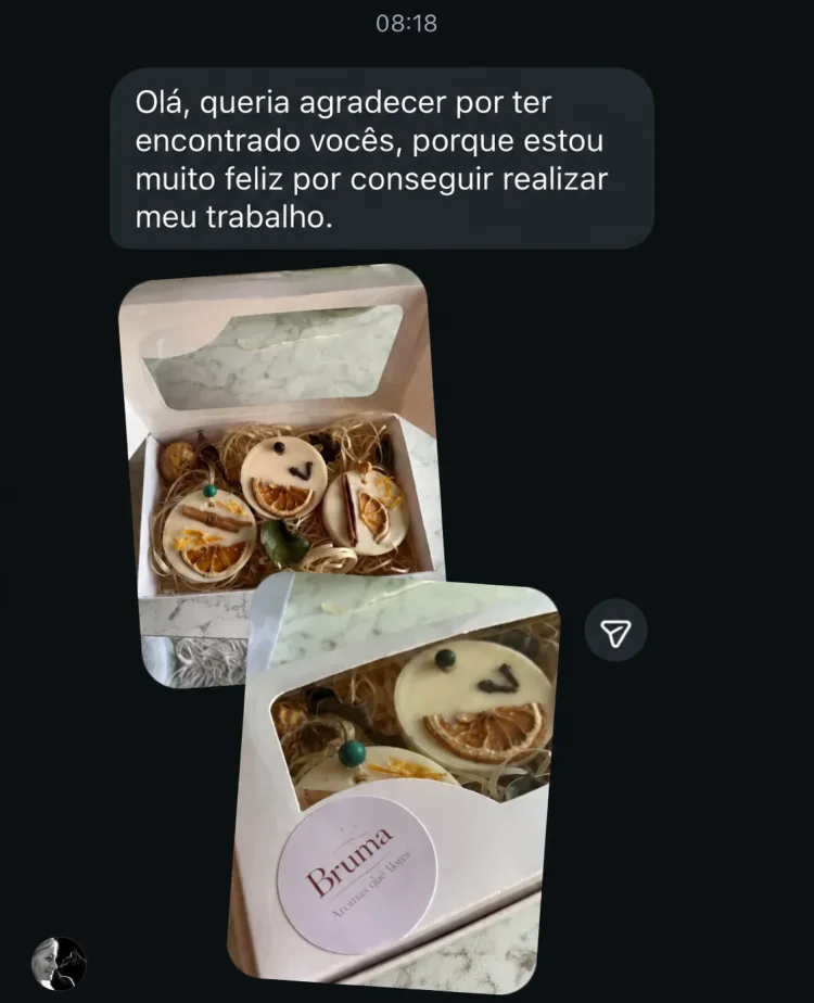 Placas embaladas e mensagem sobre a realização do trabalho